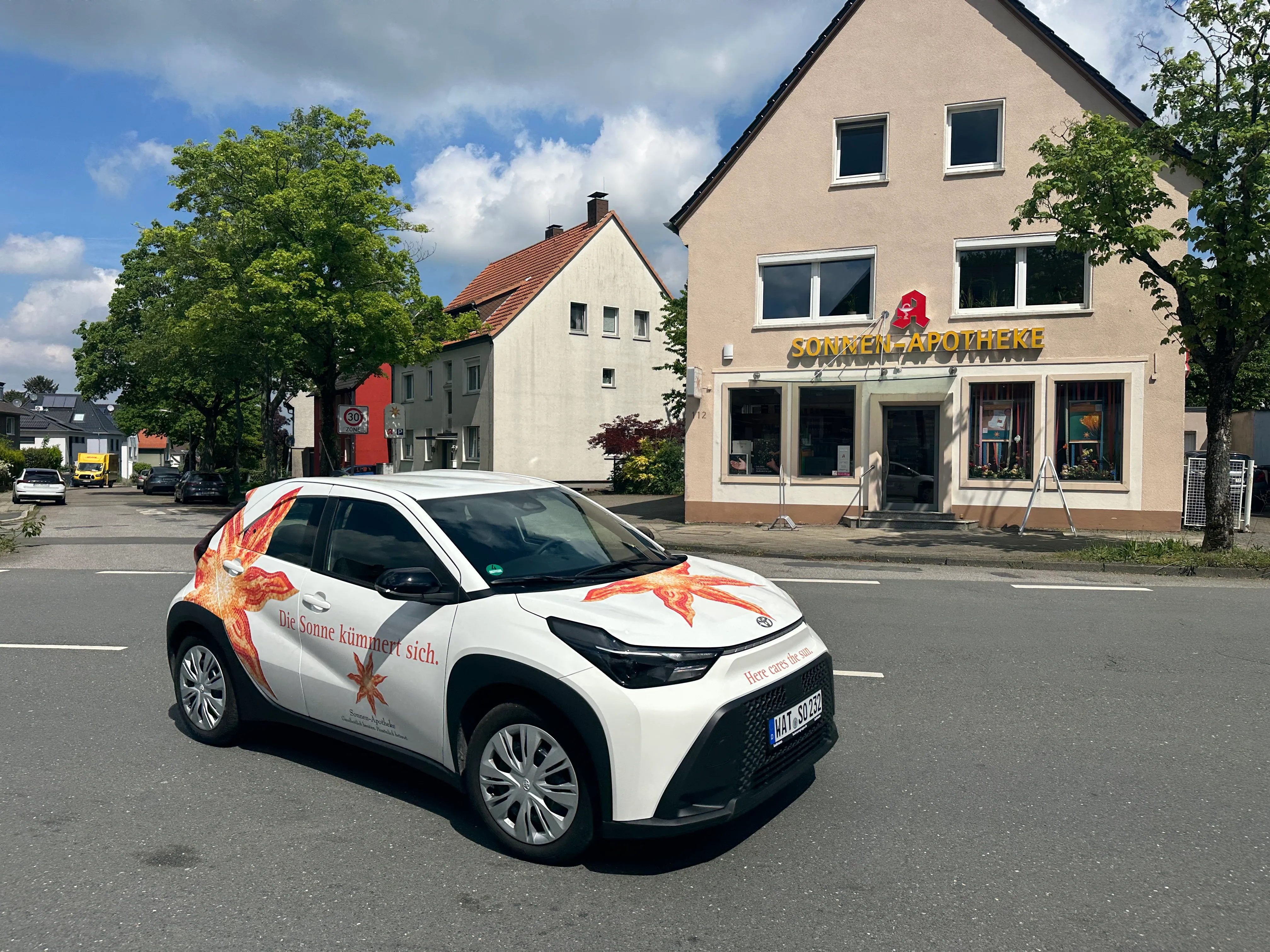 Lieferauto der Sonnen-Apotheke Bochum für den Botendienst